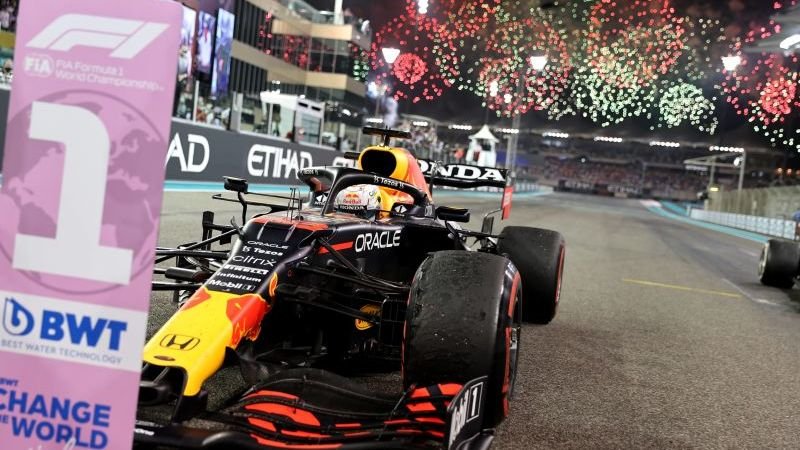 'Red Bull Racing en Mercedes willen compensatie van 5 miljoen'
