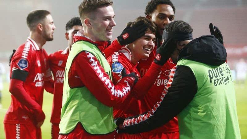 verdubbelen-maar-lang-ongeslagen-fc-twente-en-az-tegenover-elkaar
