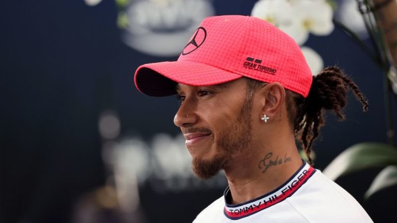 Vertrek van Hamilton bij Mercedes? 'Ferarri wil miljoenenbod aanbieden'
